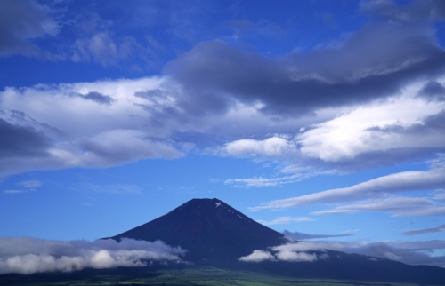 富士山は世界文化遺産に登録され、周辺地域をはじめ日本国内または世界中において自然環境への配慮が求められています。
